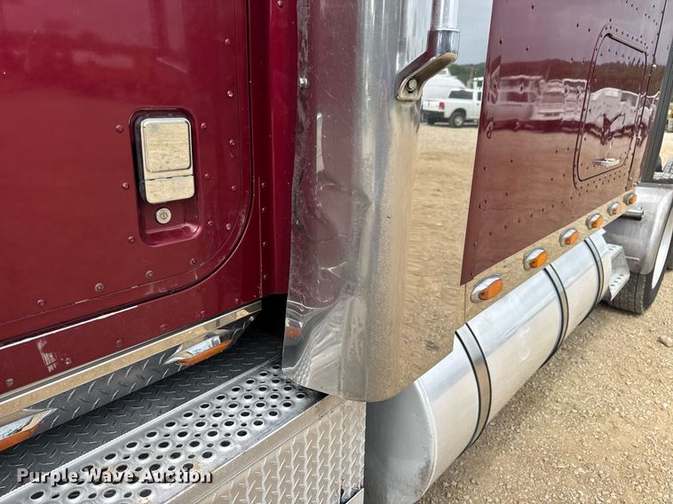 image for item DW3381 2007 International 9900ix Semi Truck