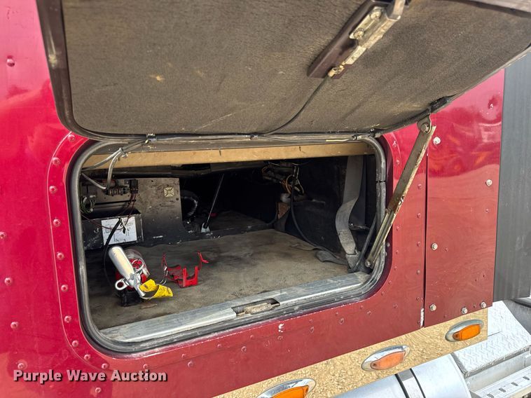 image for item DW3381 2007 International 9900ix Semi Truck