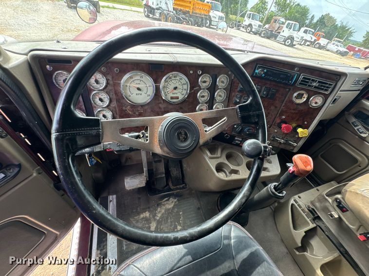 image for item DW3381 2007 International 9900ix Semi Truck