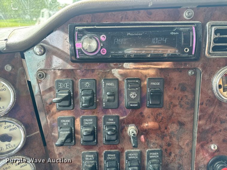 image for item DW3381 2007 International 9900ix Semi Truck