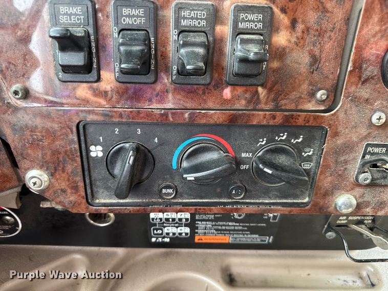 image for item DW3381 2007 International 9900ix Semi Truck