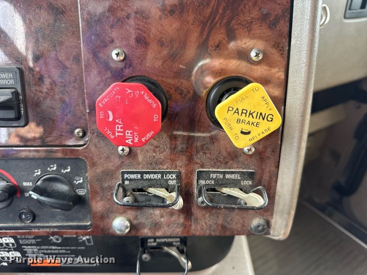 image for item DW3381 2007 International 9900ix Semi Truck