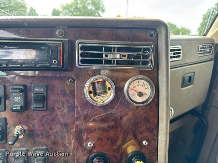 image for item DW3381 2007 International 9900ix Semi Truck