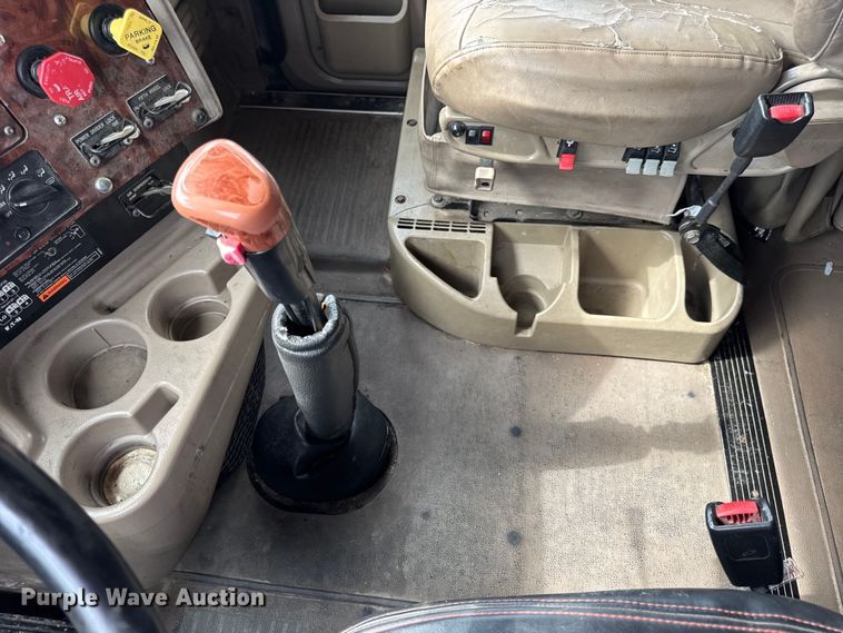 image for item DW3381 2007 International 9900ix Semi Truck