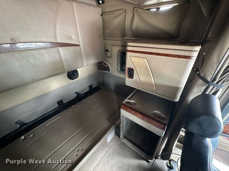 image for item DW3381 2007 International 9900ix Semi Truck