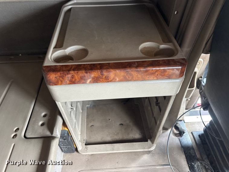 image for item DW3381 2007 International 9900ix Semi Truck