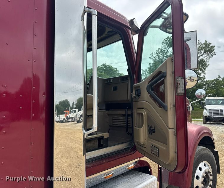 image for item DW3381 2007 International 9900ix Semi Truck