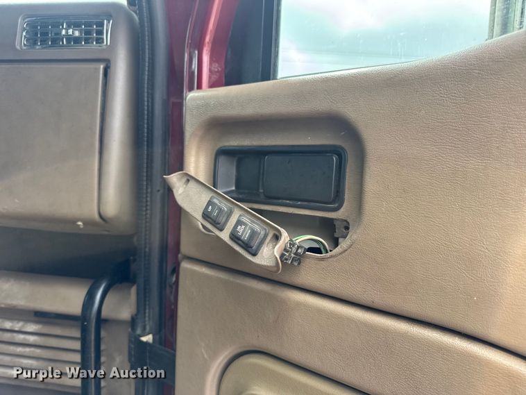 image for item DW3381 2007 International 9900ix Semi Truck