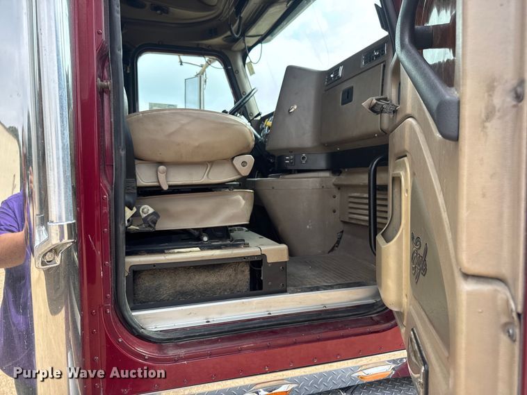 image for item DW3381 2007 International 9900ix Semi Truck