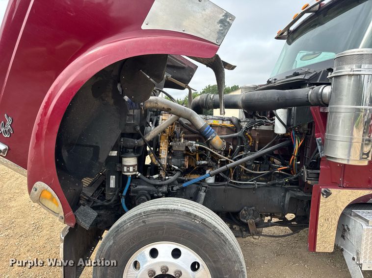 image for item DW3381 2007 International 9900ix Semi Truck