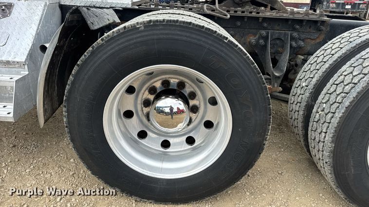 image for item DW3381 2007 International 9900ix Semi Truck