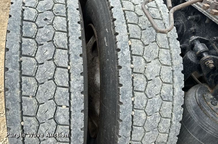 image for item DW3381 2007 International 9900ix Semi Truck