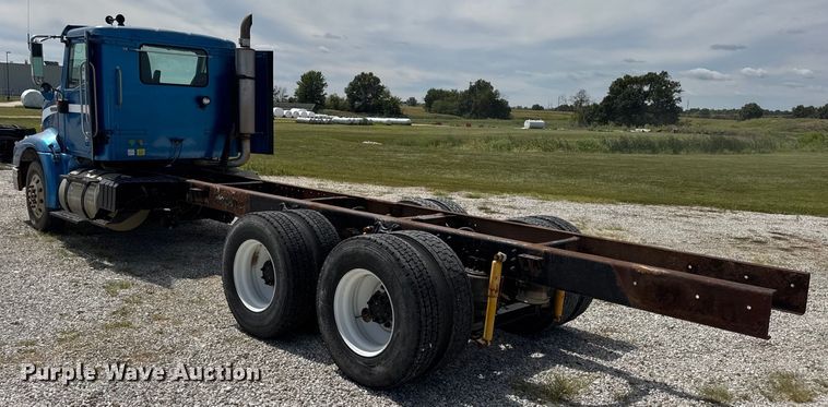 image for item DW6554 2001 International  9100i truck cab and chassis