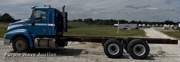 image for item DW6554 2001 International  9100i truck cab and chassis