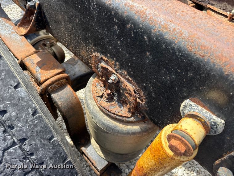 image for item DW6554 2001 International  9100i truck cab and chassis