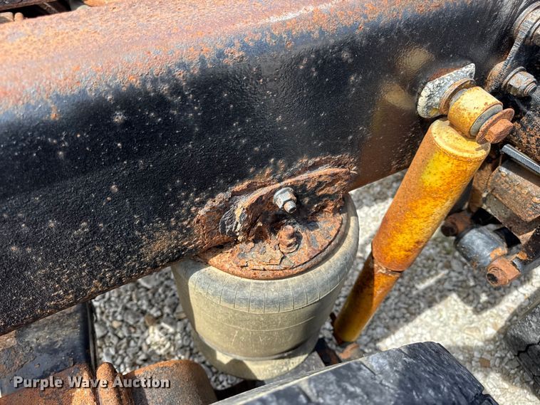 image for item DW6554 2001 International  9100i truck cab and chassis