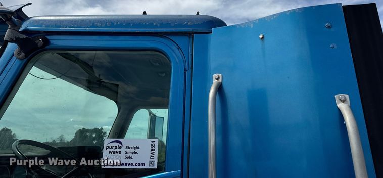 image for item DW6554 2001 International  9100i truck cab and chassis