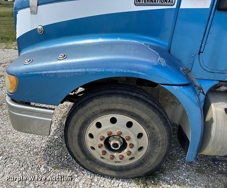 image for item DW6554 2001 International  9100i truck cab and chassis