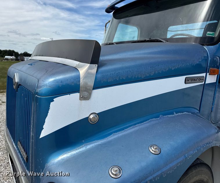 image for item DW6554 2001 International  9100i truck cab and chassis