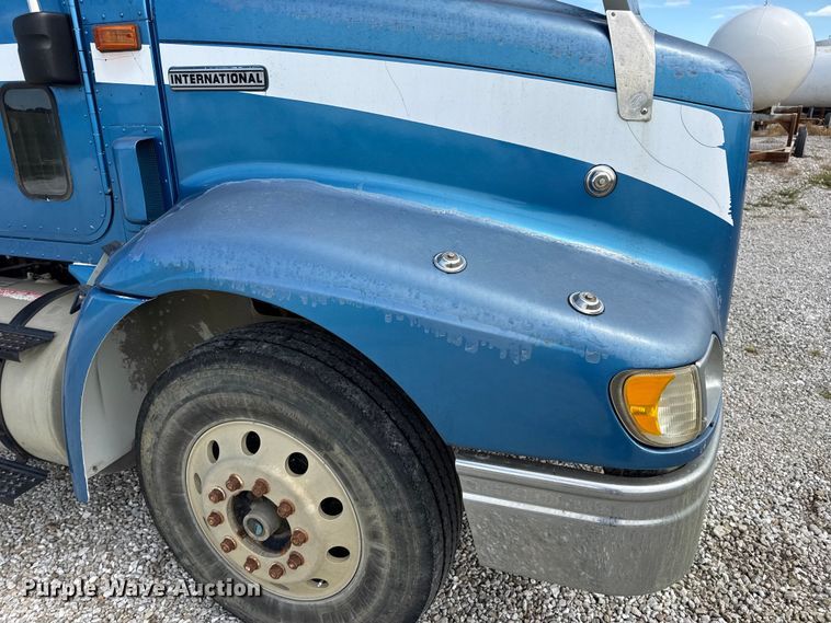 image for item DW6554 2001 International  9100i truck cab and chassis