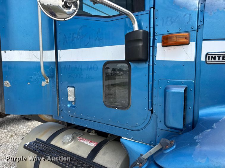 image for item DW6554 2001 International  9100i truck cab and chassis