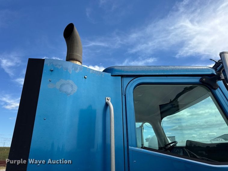 image for item DW6554 2001 International  9100i truck cab and chassis