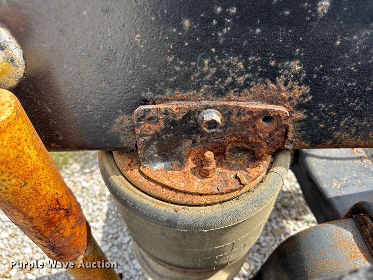 image for item DW6554 2001 International  9100i truck cab and chassis