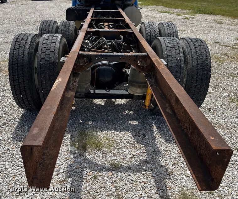 image for item DW6554 2001 International  9100i truck cab and chassis