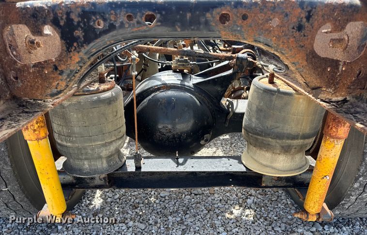 image for item DW6554 2001 International  9100i truck cab and chassis