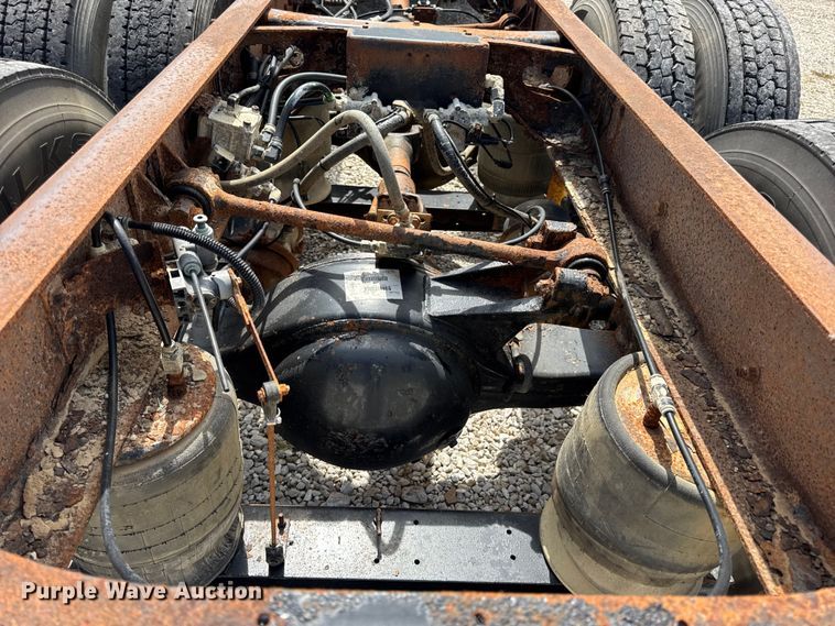 image for item DW6554 2001 International  9100i truck cab and chassis