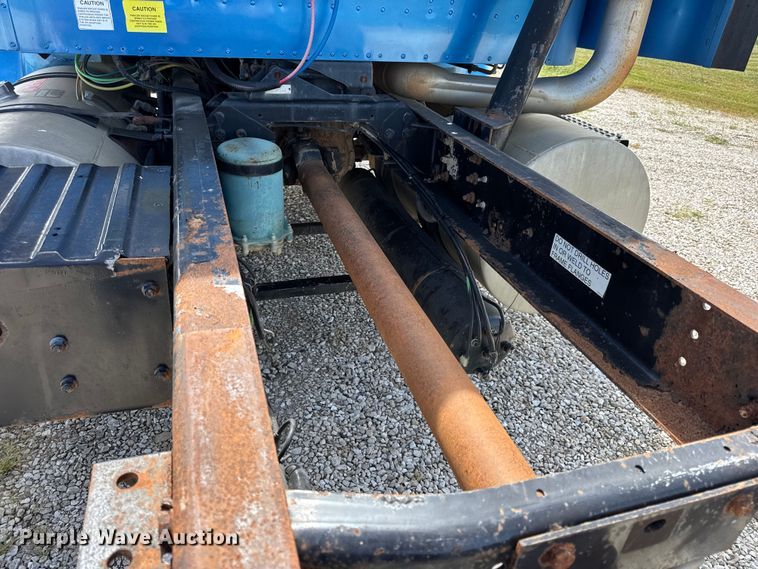 image for item DW6554 2001 International  9100i truck cab and chassis