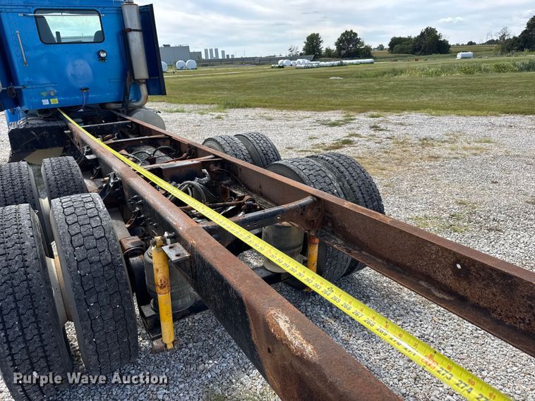 image for item DW6554 2001 International  9100i truck cab and chassis