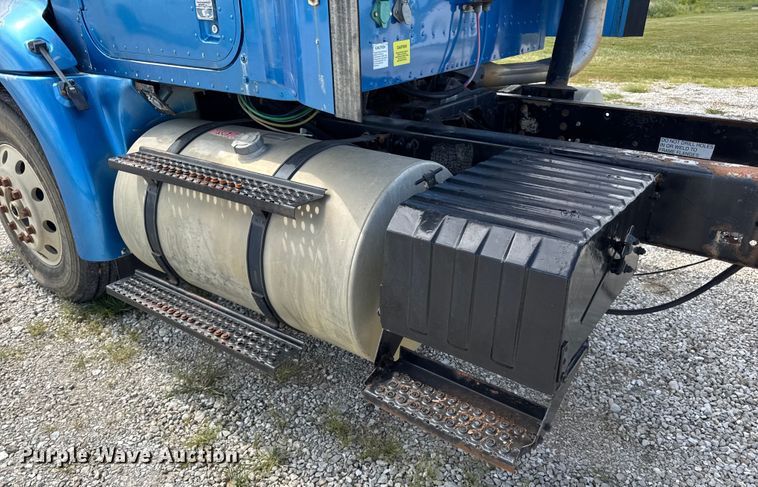 image for item DW6554 2001 International  9100i truck cab and chassis