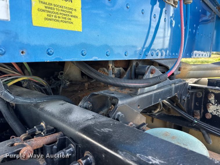 image for item DW6554 2001 International  9100i truck cab and chassis