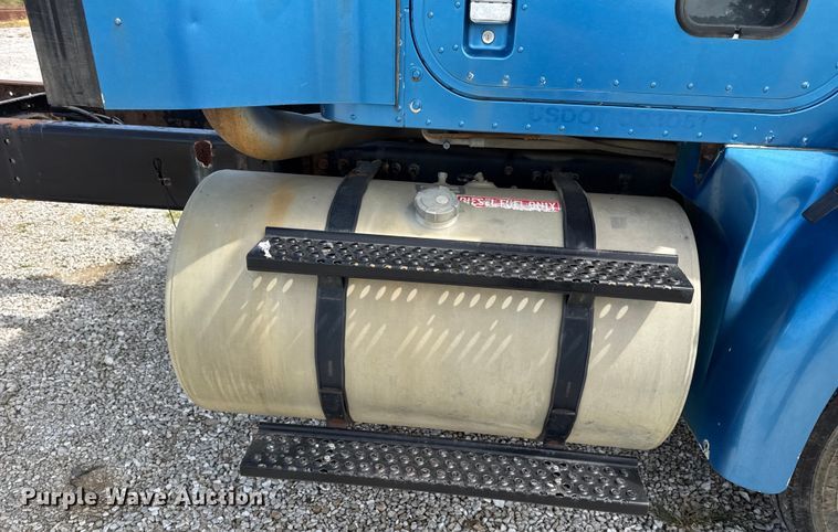 image for item DW6554 2001 International  9100i truck cab and chassis