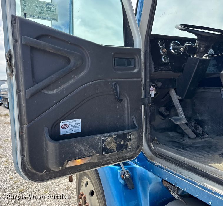 image for item DW6554 2001 International  9100i truck cab and chassis