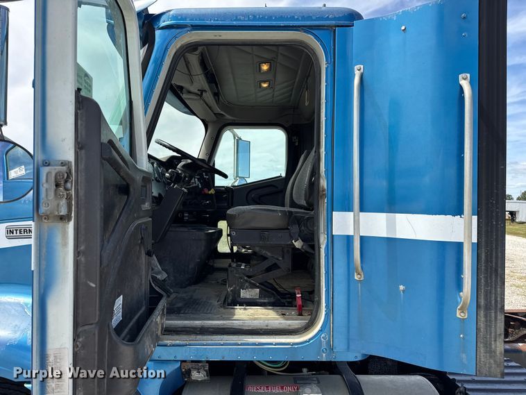 image for item DW6554 2001 International  9100i truck cab and chassis