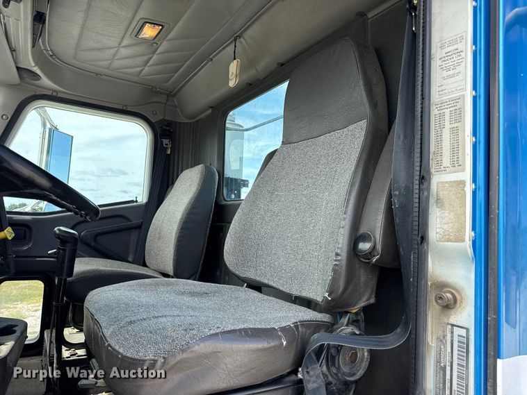 image for item DW6554 2001 International  9100i truck cab and chassis