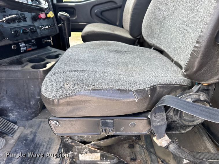 image for item DW6554 2001 International  9100i truck cab and chassis