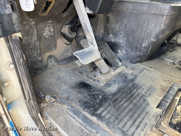 image for item DW6554 2001 International  9100i truck cab and chassis