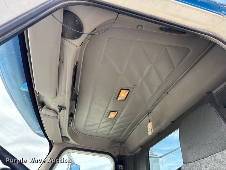 image for item DW6554 2001 International  9100i truck cab and chassis