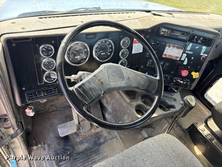 image for item DW6554 2001 International  9100i truck cab and chassis