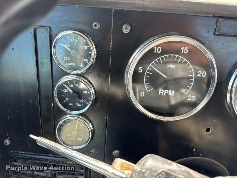 image for item DW6554 2001 International  9100i truck cab and chassis