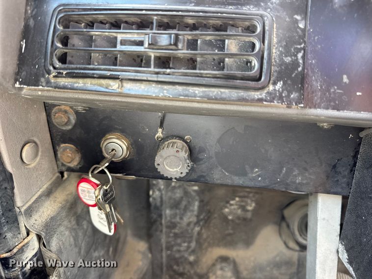 image for item DW6554 2001 International  9100i truck cab and chassis