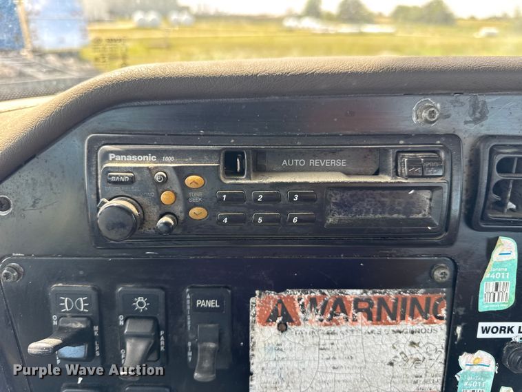 image for item DW6554 2001 International  9100i truck cab and chassis