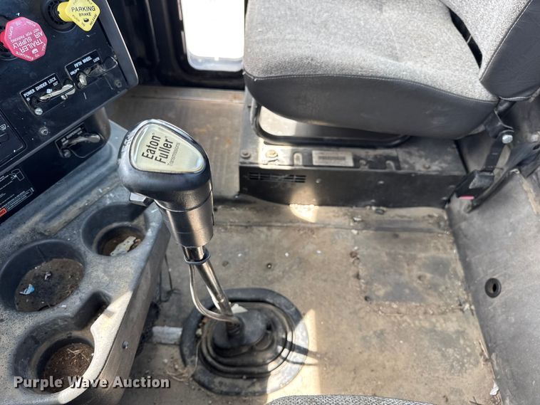 image for item DW6554 2001 International  9100i truck cab and chassis