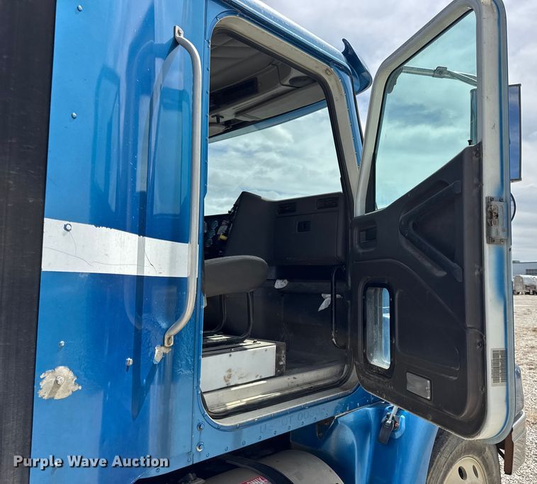 image for item DW6554 2001 International  9100i truck cab and chassis