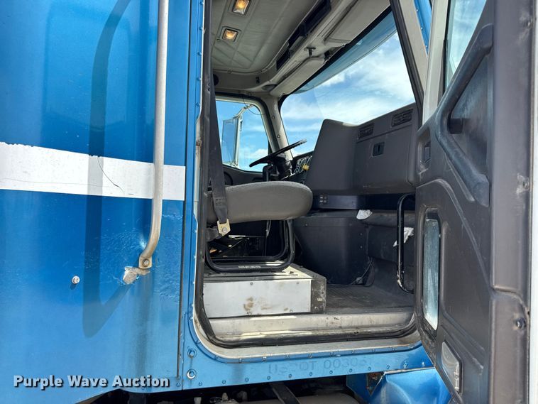 image for item DW6554 2001 International  9100i truck cab and chassis