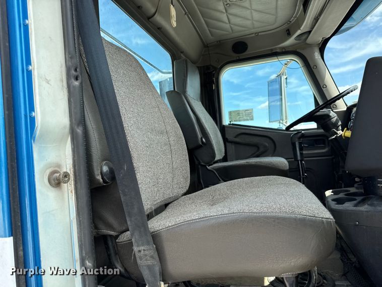 image for item DW6554 2001 International  9100i truck cab and chassis