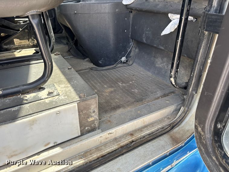 image for item DW6554 2001 International  9100i truck cab and chassis